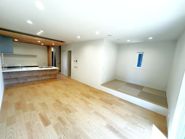 豊橋市牟呂町字大塚の居間・リビング|21帖の広々リビングは、ソファやダイニングテーブルを置いてもゆとりがあり、家族でゆったり過ごせる広さがあります♪						