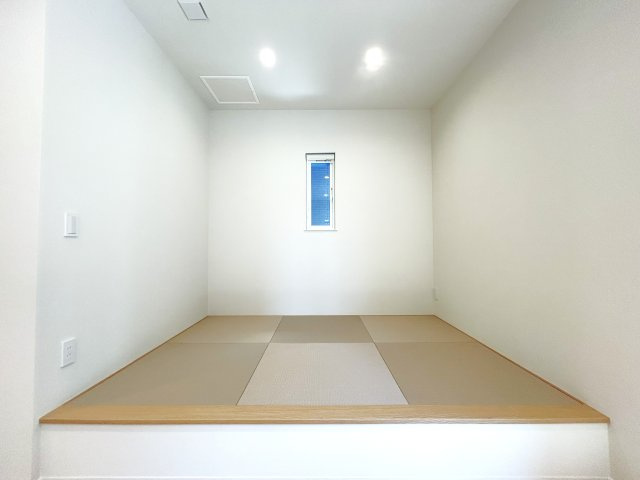 豊橋市牟呂町字大塚の和室|リビング横の居室はお子様の遊びスペースにぴったりです！ 扉を閉めればお子様のミルクの時間も気を遣う事なく使用いただけます◯												
