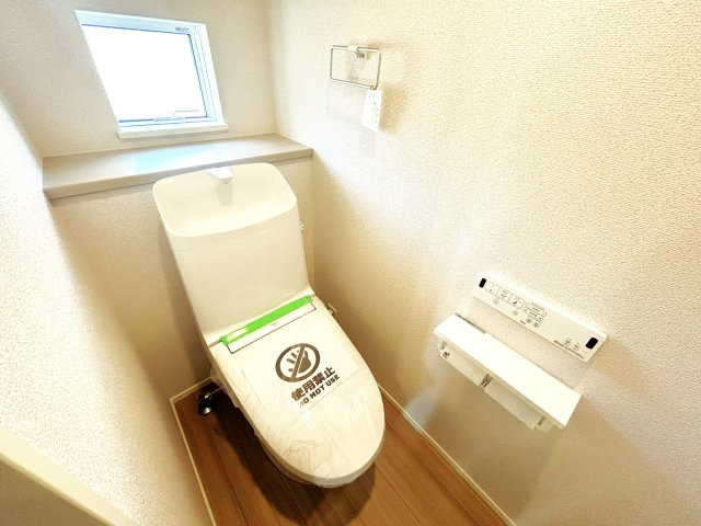 豊橋市二川町字東町の新築一戸建のトイレ|温水洗浄便座は寒い冬もヒヤリとすることなく快適にご使用いただけます！