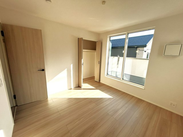 豊橋市二川町字東町の新築一戸建の洋室|主寝室はご夫婦がゆったりと休める落ち着いたプライベート空間として使えるお部屋です。
ベッドを置いてもゆとりがあり、リラックスして過ごせるのが魅力です！