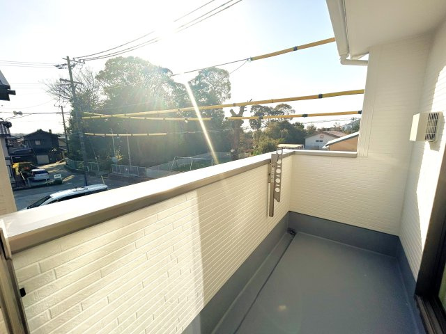 豊橋市二川町字東町の新築一戸建のバルコニー|日当たりの良いベランダは洋服や布団を干すことはもちろん！ 椅子を置けチルスペースとしても使用いただけます！
