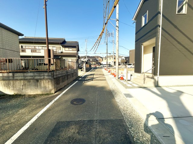 豊橋市二川町字東町の新築一戸建の前面道路含む現地写真