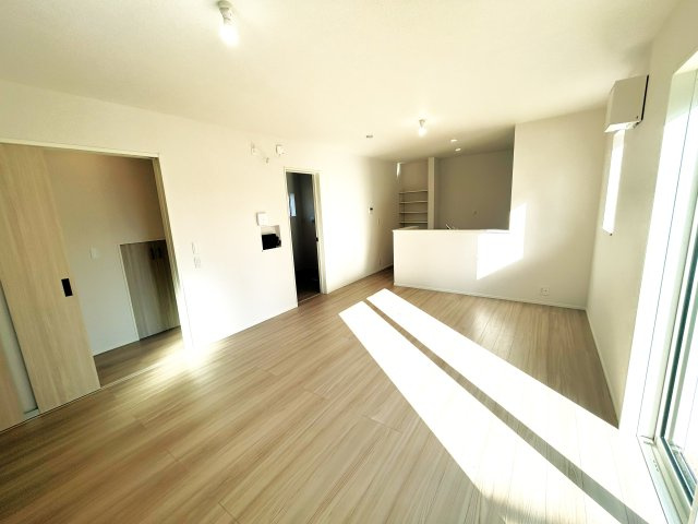 豊橋市二川町字東町の新築一戸建の居間・リビング|16帖の広々リビングは、ソファやダイニングテーブルを置いてもゆとりがあり、家族でゆったり過ごせる広さがあります♪