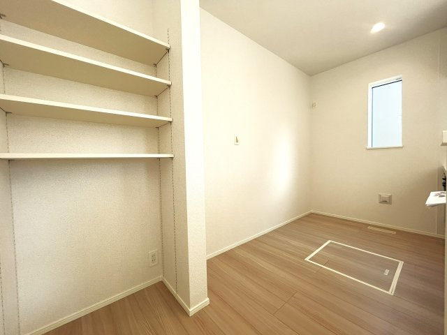 豊橋市二川町字東町の新築一戸建の収納|キッチン横には便利なパントリーがあり、食材や日用品をまとめて収納できるためキッチンがすっきり片付きます！料理中でもすぐに取り出せるので、家事動線がスムーズになりとても便利です！