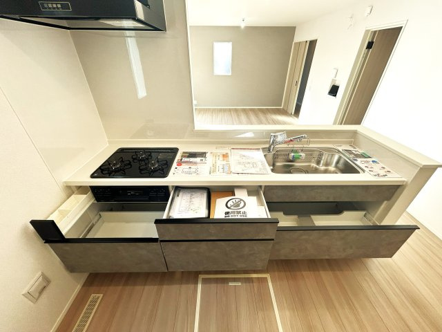 豊橋市二川町字東町の新築一戸建のキッチン|機能充実のシステムキッチン！調理台、シンク、コンロが一枚の鉄板によって一体化されたキッチンです！収納もたっぷりで、作業がしやすく料理の効率が上がります。