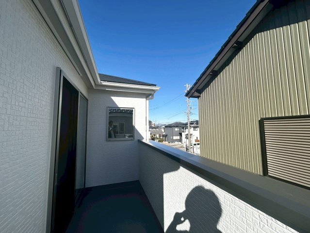 豊橋市西幸町字笠松の新築一戸建のバルコニー|日当たりの良いベランダは洋服や布団を干すことはもちろん！
椅子を置けチルスペースとしても使用いただけます！