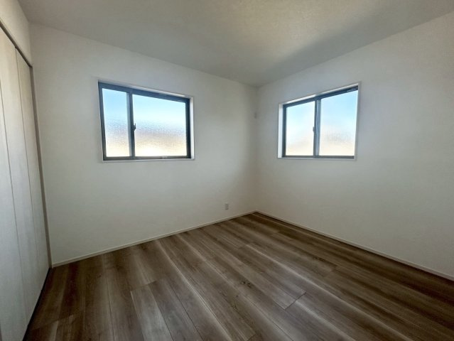 豊橋市西幸町字笠松の新築一戸建の洋室|6,1帖の洋室はお仕事部屋でも趣味部屋でも物置部屋でも
多種多様にご使用いただけます◯
