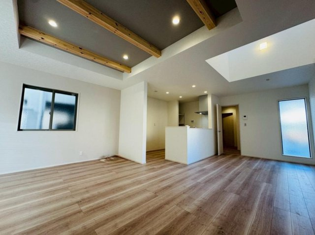 豊橋市西幸町字笠松の新築一戸建の居間・リビング|16帖の広々リビング！
お友達家族の来客時も快適に過ごしていただけます！