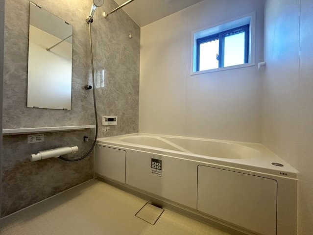 豊橋市西幸町字笠松の新築一戸建の浴室|1坪タイプの浴室は185㎝の弊社スタッフが入っても快適空間でした！
１日の疲れをしっかり取ってくれるバスタイムに◯