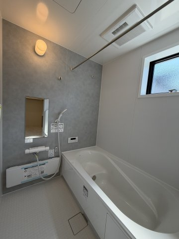 豊橋市芦原町字西上の新築一戸建の浴室|浴室乾燥機＆給湯器付きで、毎日の暮らしを快適に過ごせます。天候を気にせず洗濯もでき、いつでも温かいお風呂を楽しめます！一坪タイプのバスルームなので足を伸ばして快適にくつろげます！