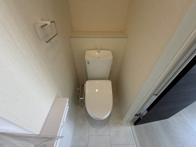 豊橋市芦原町字西上の新築一戸建のトイレ|ウォシュレット機能付きの温水洗浄便座を完備しております！寒い冬もヒヤリとすることなく快適にご使用いただけます！

