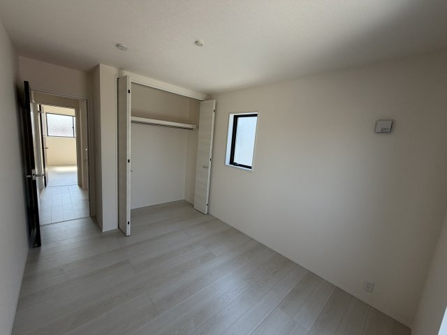 豊橋市芦原町字西上の新築一戸建の洋室|クローゼット付きの洋室で、お部屋をすっきりとお使いいただけます！
収納スペースがあるためお部屋を広く使えるのもうれしいポイントです！
