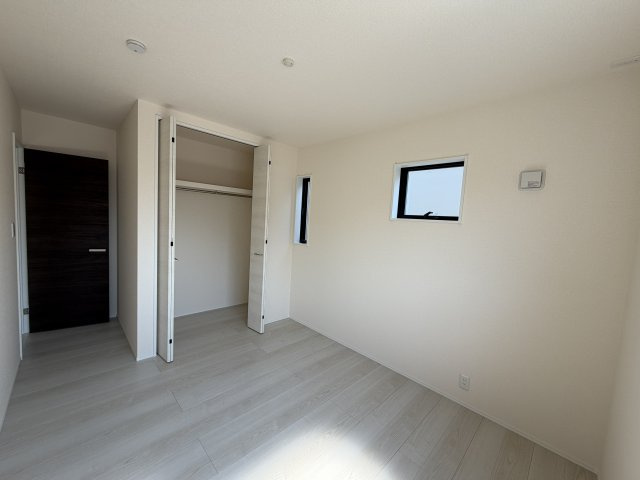 豊橋市芦原町字西上の新築一戸建の洋室|ベッドや机を置いても使いやすく、子ども部屋や寝室としてもちょうど良い広さです！
シンプルで使い勝手がよく、ライフスタイルに合わせて自由に使えるのも魅力です！
