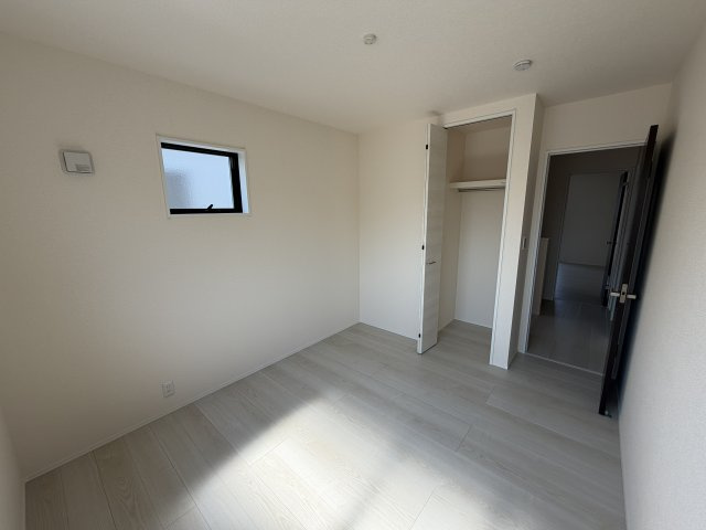 豊橋市芦原町字西上の新築一戸建の洋室|主寝室はご夫婦がゆったりと休める落ち着いたプライベート空間として使えるお部屋です。
ベッドを置いてもゆとりがあり、リラックスして過ごせるのが魅力です！