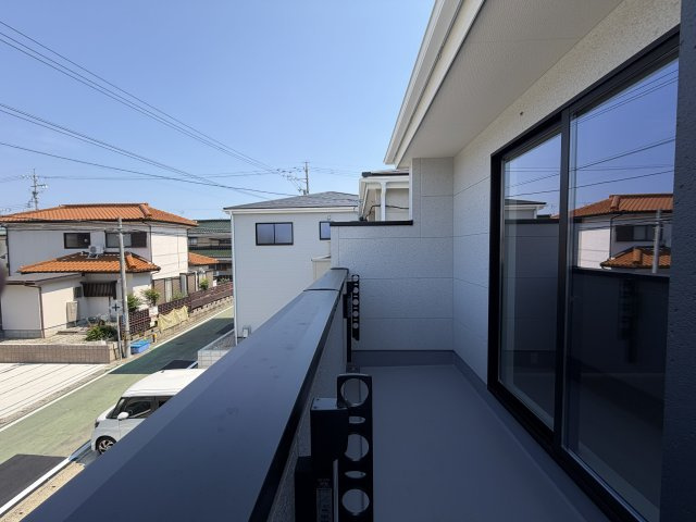 豊橋市芦原町字西上の新築一戸建のバルコニー|日当たりの良いバルコニーは、お布団や洗濯物もゆったり干すことができます！
