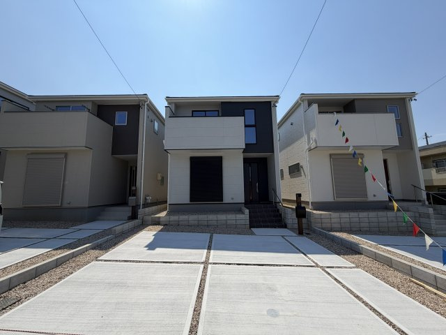 豊橋市芦原町字西上の新築一戸建の駐車場|広々とした駐車スペースを確保！並列2台駐車可能◎
