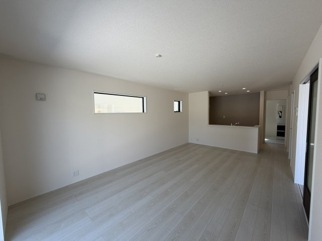 豊橋市芦原町字西上の新築一戸建の居間・リビング|18帖の広々リビング！ お友達家族の来客時も快適に過ごしていただけます！
