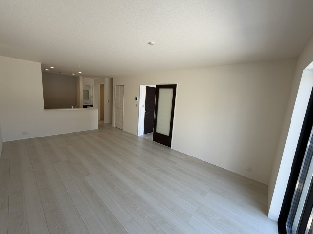 豊橋市芦原町字西上の新築一戸建の居間・リビング|家具の配置がしやすい長方形の間取りで、リビングとダイニングをバランスよく使い分けられます！無駄なスペースが出にくく、16帖の広さをしっかり活かせる使い勝手の良い空間です！