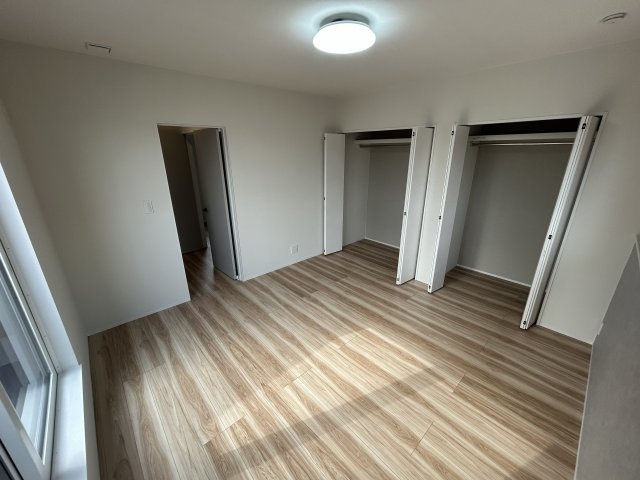 豊橋市牟呂町字大塚の洋室|主寝室はご夫婦がゆったりと休める落ち着いたプライベート空間として使えるお部屋です。
ベッドを置いてもゆとりがあり、リラックスして過ごせるのが魅力です！