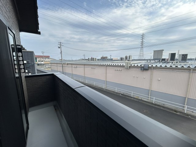 豊橋市牟呂町字大塚のバルコニー|日当たりの良いバルコニーは、お布団や洗濯物もゆったり干すことができます！
