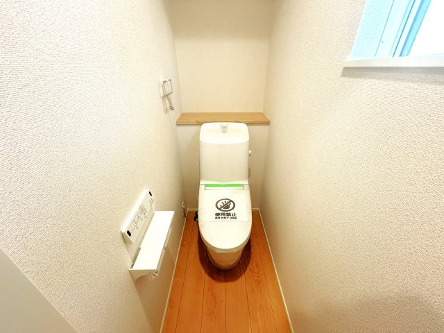 豊橋市二川町字東町の新築一戸建のトイレ|温水洗浄便座は寒い冬もヒヤリとすることなく快適にご使用いただけます！							
うれしいウォシュレット機能付きになります！