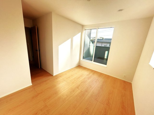 豊橋市二川町字東町の新築一戸建の洋室|ベッドや机を置いても使いやすく、子ども部屋や寝室としてもちょうど良い広さです！								
シンプルで使い勝手がよく、ライフスタイルに合わせて自由に使えるのも魅力です！								