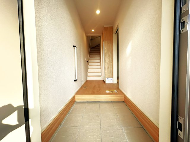 豊橋市二川町字東町の新築一戸建の玄関|来る人を暖かく迎えて来れる玄関は 来客者が多い日も足場に困る事のない収納力です！								

