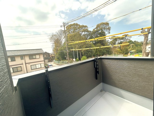 豊橋市二川町字東町の新築一戸建のバルコニー|日当たりの良いベランダは洋服や布団を干すことはもちろん！ 椅子を置けチルスペースとしても使用いただけます！									
