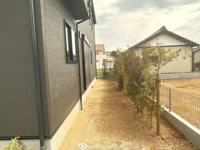 豊橋市二川町字東町の新築一戸建の庭|お庭付きのお住まいは楽しみが増えます。ちょっとしたガーデニングや家庭菜園など趣味も充実しそうです♪										