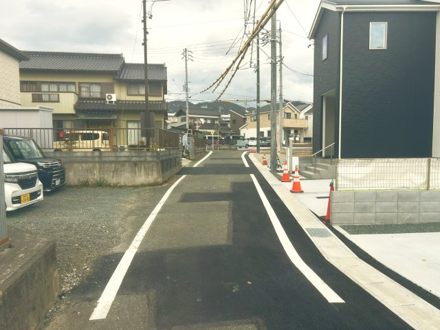 豊橋市二川町字東町の新築一戸建の前面道路含む現地写真