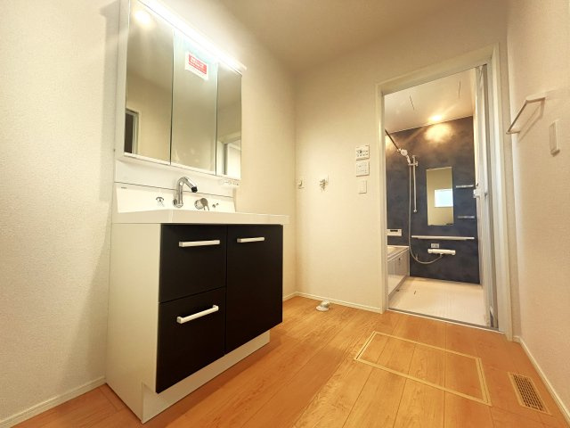 豊橋市二川町字東町の新築一戸建の独立洗面台|広々の洗面所は洗濯機を置いても圧迫感なくご使用いただけるので,朝の混み合う時間も窮屈感じる事はありません！