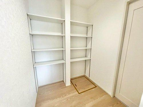豊橋市北島町第１　2号棟の内装|【1階　パントリー】
食品や日用品をまとめて収納できるので、スッキリ片付いた空間を保てます♪