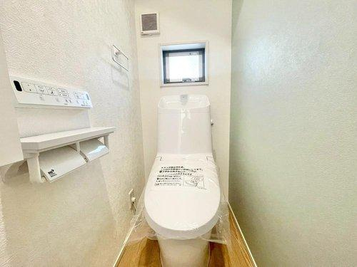 豊橋市北島町第１　2号棟のトイレ|白基調の明るいトイレは、いつも清潔感たっぷり♪
小さなお子様やご年配のご家族も安心して使えます♪