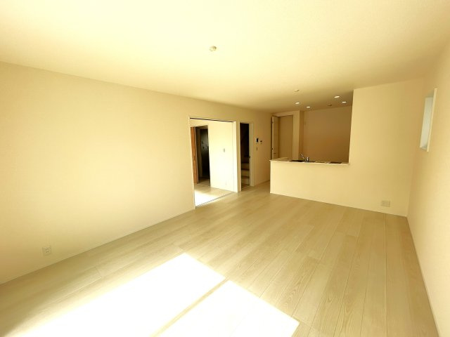 豊橋市高洲町字高洲の新築一戸建の居間・リビング|広々としたLDKは、自分好みのインテリアをレイアウトする楽しみが増えます。