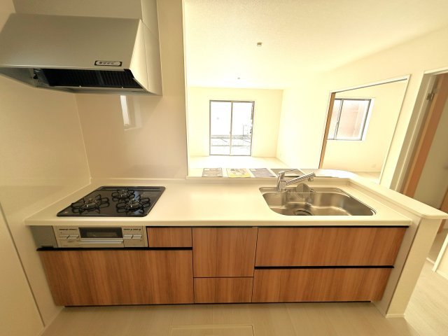 豊橋市高洲町字高洲の新築一戸建のキッチン|対面式キッチンは、ご家族さまとのコミュニケーションを取りながら調理をすることができます。カウンター前にダイニングテーブルを設置する事で、リビングスペースとメリハリをつけてご利用頂けます。