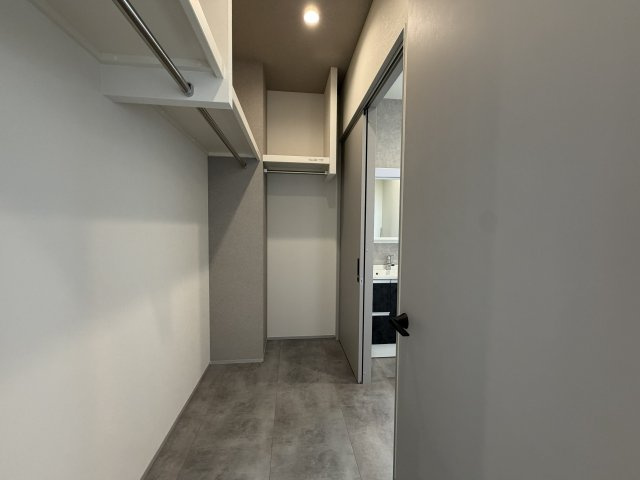 豊川市三蔵子町西浦の新築一戸建の収納|洗面横には、ファミリークローゼットがあるのでお洗濯後の家事や身支度がスムーズになります！
