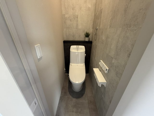 豊川市三蔵子町西浦の新築一戸建のトイレ|ウォシュレット機能付きの温水洗浄便座を完備しております！寒い冬もヒヤリとすることなく快適にご使用いただけます！