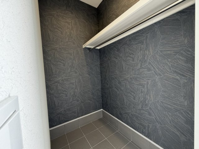 豊川市三蔵子町西浦の新築一戸建の収納|シューズクローク付きで、靴や小物をすっきり収納。玄関回りまわりをきれいに保てて、毎日の出入りも快適です。