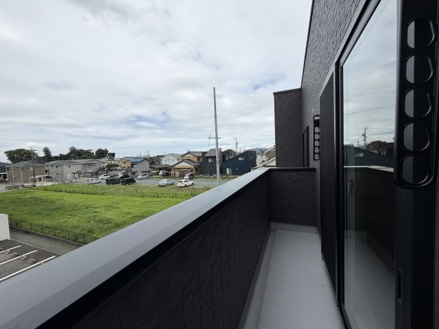 豊川市三蔵子町西浦の新築一戸建のバルコニー|日当たりの良いバルコニーは、お布団や洗濯物もゆったり干すことができます！

