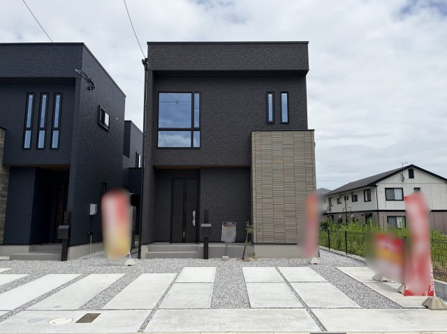 豊川市三蔵子町西浦の新築一戸建の駐車場|広々とした駐車スペースを確保！並列3台駐車可能◎
