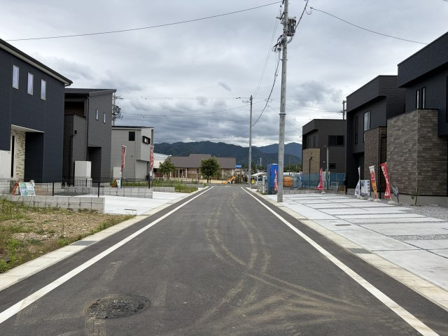 豊川市三蔵子町西浦の新築一戸建の前面道路含む現地写真| 詳細はお気軽にお問合せください！
レスト不動産　TEL0532‐55‐1555