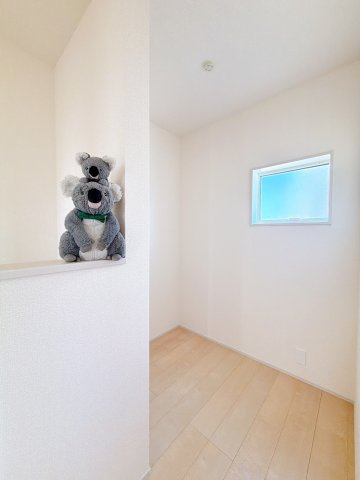 【収納】 | 甘楽郡甘楽町金井　新築住宅 | 2階廊下部分には、独立したストレージルームや共有の収納が用意されているため、家族全員の季節物や、掃除用具などを各部屋に持ち込まずにすっきり片付けられます。