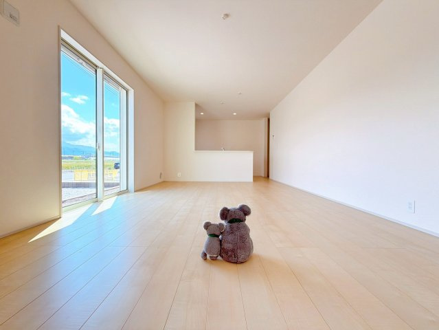 【居間・リビング】 | 甘楽郡甘楽町金井　新築住宅 | ≪LDK≫
リビング・ダイニングは白を基調としたシンプルな空間。
雑貨やこだわりの家具など、レイアウトも自由に楽しめます！