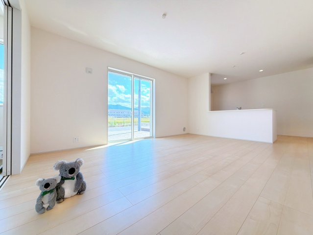 【居間・リビング】 | 甘楽郡甘楽町金井　新築住宅 | 気がづけば家族が集まって楽しい会話と食事が始まる。皆で笑って過ごす幸せ溢れるリビング。