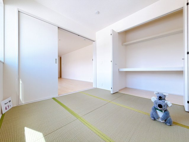 【和室】 | 甘楽郡甘楽町金井　新築住宅 | 1階のLDKの隣には、引き戸で仕切られた4.5帖の洋風和室があります。
お子様を遊ばせたりお昼寝させたりしながら家事を行えます。