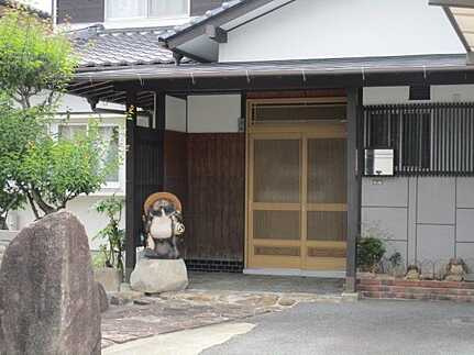 東区中山新町1丁目の玄関