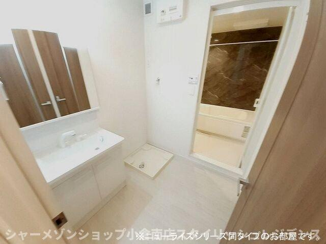 ソレイユ元町Ⅳの洗面所|明るい洗面所です