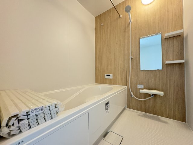 Adoble+小倉南区朽網東2丁目2期　の浴室|浴室暖房換気乾燥機・24時間換気機能付き・ベンチ付全身浴・半身浴・家族浴３種の浴槽になります。整流板の裏にフィルターが隠れたサイドフード。キッチンとなじみの良い薄型で掃除がしやすい。