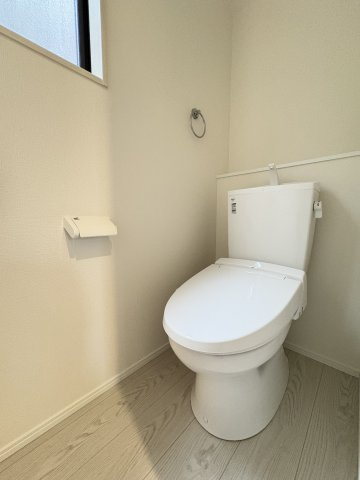 Adoble+小倉南区朽網東2丁目2期　のトイレ|温水洗浄便座付きのトイレです。汚れてもサッとひと拭きでお手入れ簡単。節水仕様でしっかり洗浄できます。環境にやさしく、しかも経済的です。