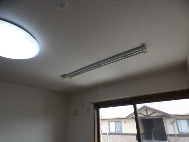 清水崎ハウス A棟の内装|室内物干し